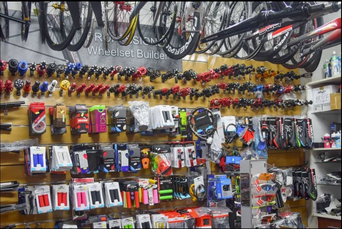 Cyklistické vybavení a komponenty v prodejně